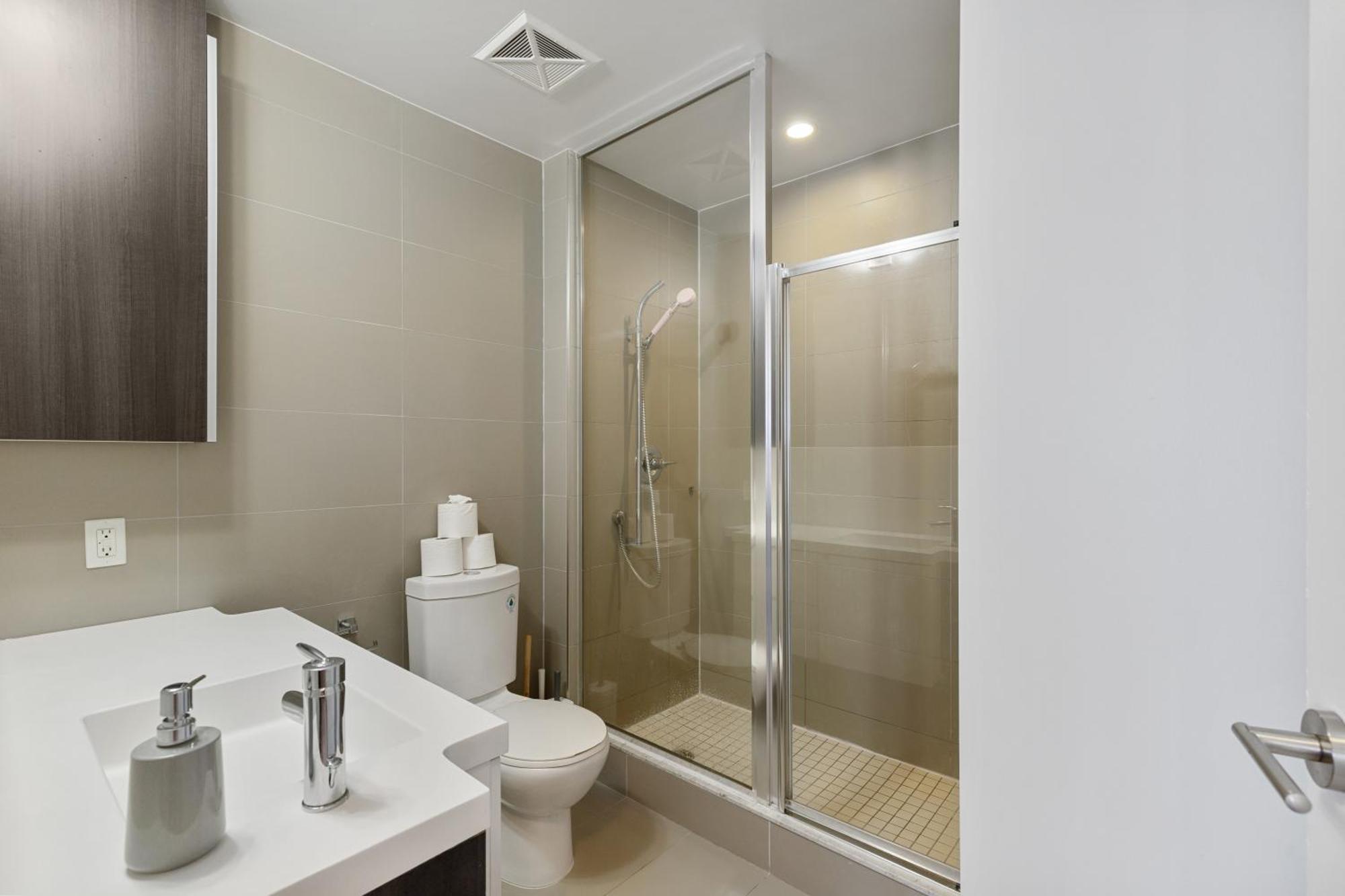 2Bedroom Cn Tower And Water Views - Free Parking - Rooftop Pool Toronto Luaran gambar